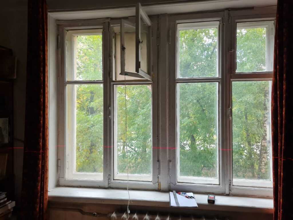 Старое деревянное окно времен СССР