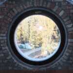 Круглое деревянное окно откидное цвет Махагон