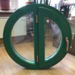 Круглое деревянное окно поворотное