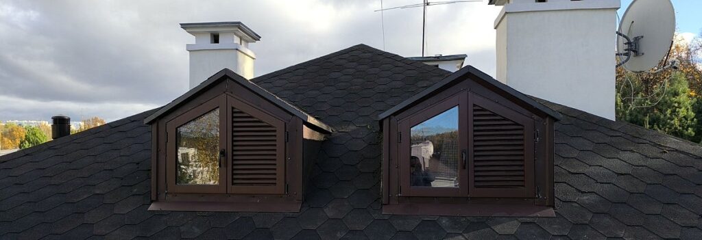 Слуховые деревянные окна